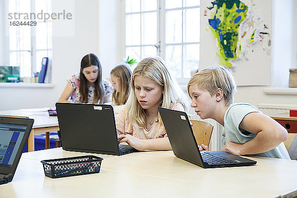 Mädchen benutzen Laptops in der Schule