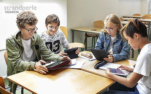 Teenager im Klassenzimmer mit digitalen Tablets