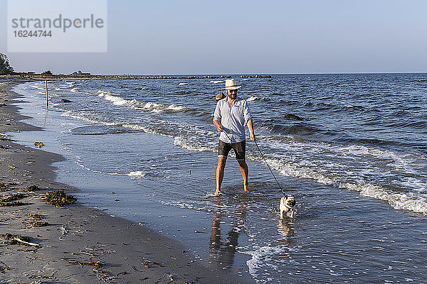 Mann mit Mops auf See