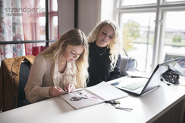 Frauen  die im Büro arbeiten