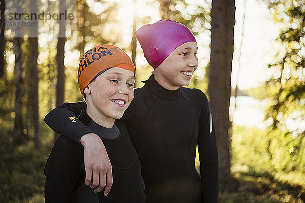 Junge und Mädchen mit Badekappen