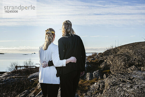 Frauen mit Blick aufs Meer