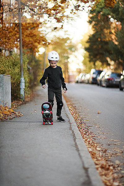 Junge skateboarding