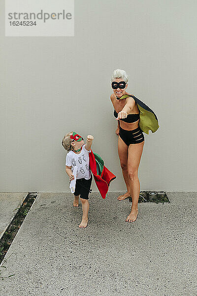 Mutter und Sohn in Superheldenkostümen