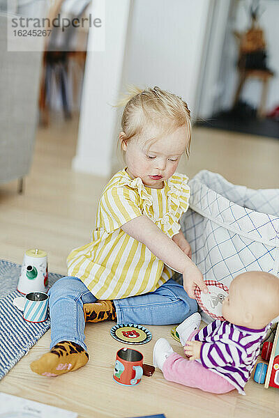 Mädchen spielt mit Puppe