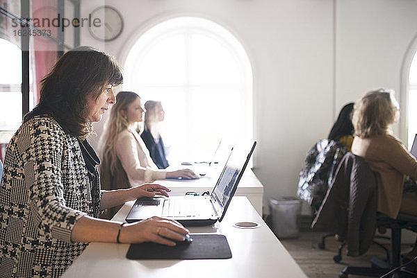 Frauen  die im Büro arbeiten