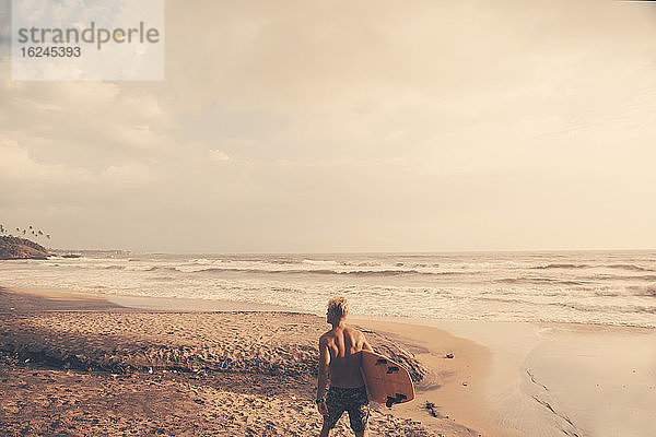 Surfer am Strand