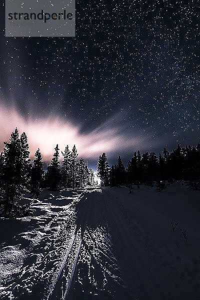 Licht am Himmel im Winter