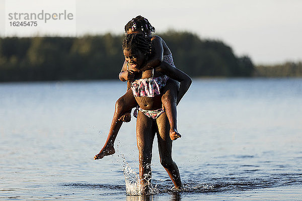 Mädchen spielen im See