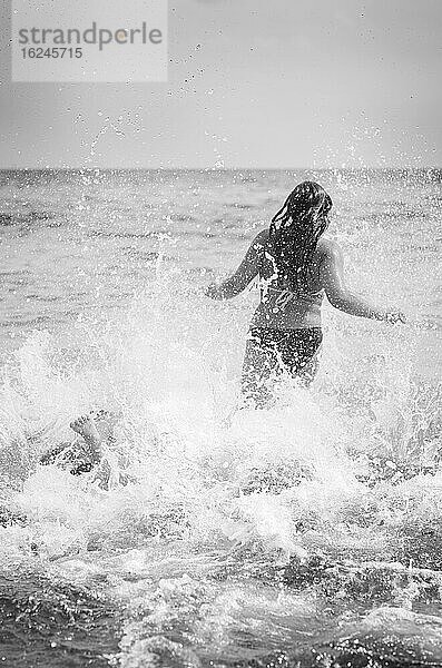 Mädchen läuft ins Meer