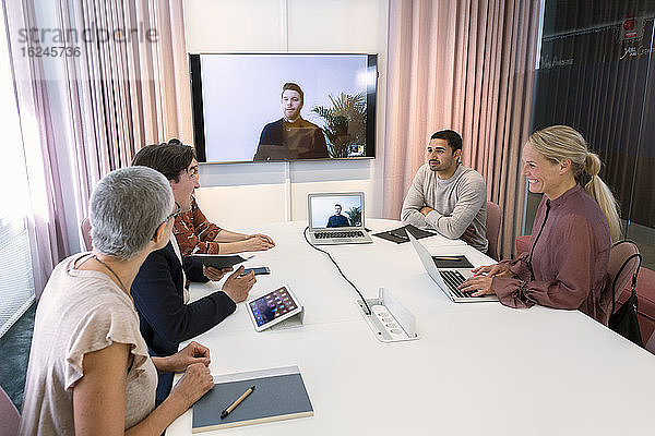 Personen während einer Videokonferenz