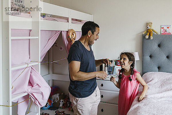 Vater mit Tochter im Schlafzimmer