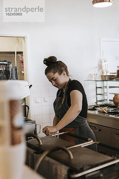 Lächelnde Frau arbeitet in einem Café