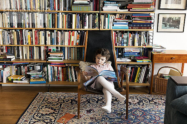 Kleines Mädchen liest