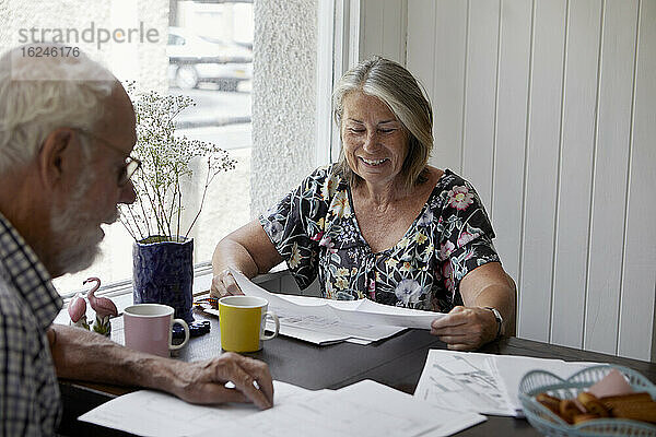 Älteres Paar erledigt Papierkram