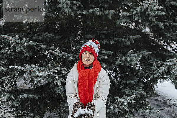 Lächelnde Frau im Winter