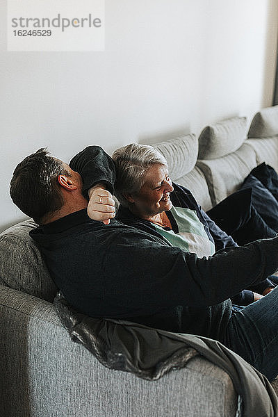 Reifes Paar sitzt auf Sofa