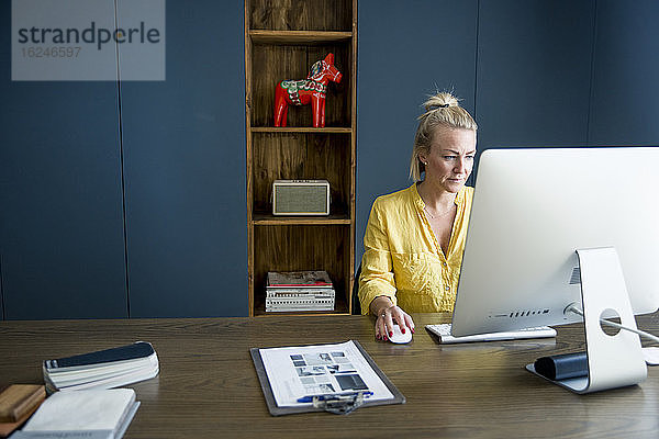 Frau im Büro am Computer