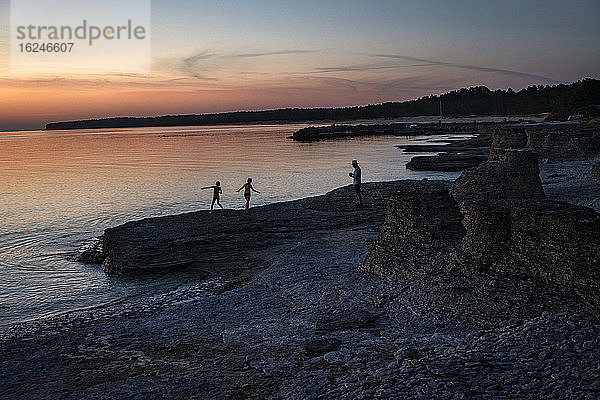 Menschen auf dem Meer bei Sonnenuntergang