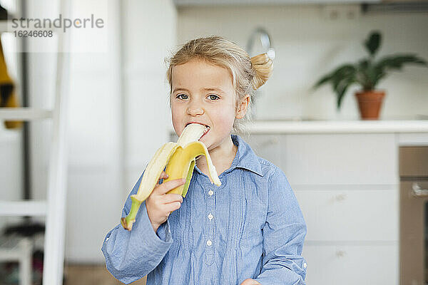 Mädchen isst Banane