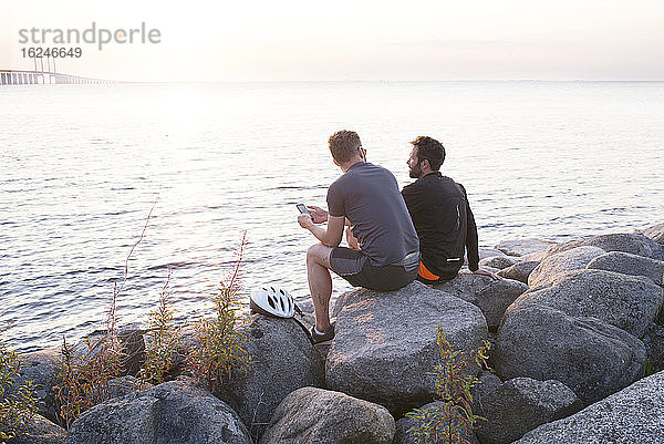 Männer mit Blick aufs Meer