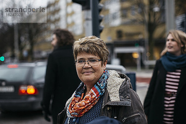 Ältere Frau lächelnd auf der Straße
