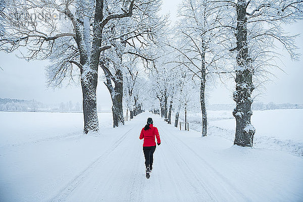 Frau joggt im Winter