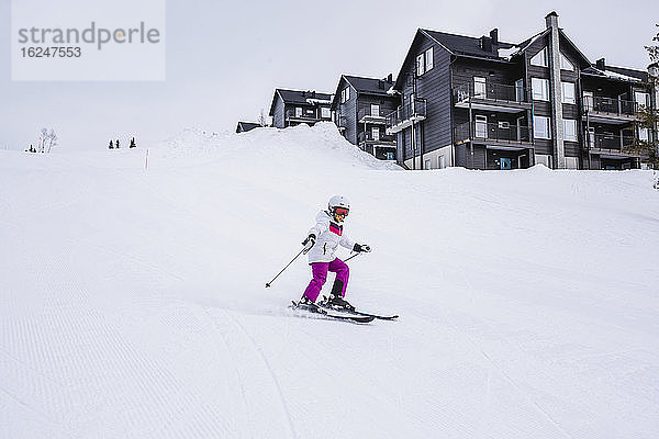 Mädchen beim Skifahren auf der Skipiste