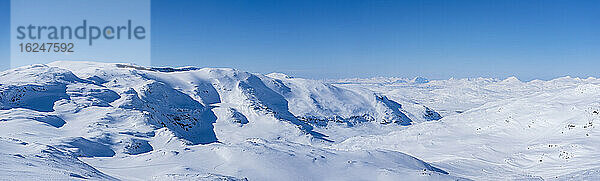 Blick auf die winterlichen Berge