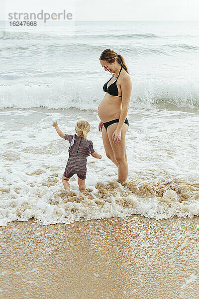 Schwangere Frau mit Tochter auf See
