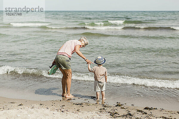Großmutter mit Enkel auf See