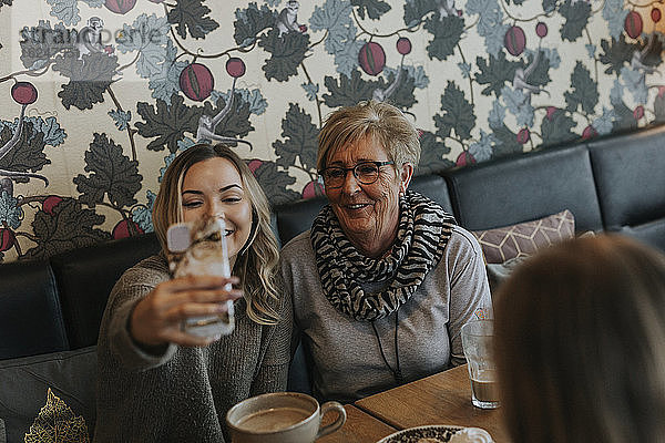 Frauen trinken Kaffee in einem Café