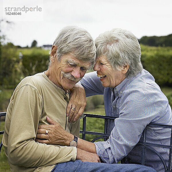 Glückliches Seniorenpaar zusammen