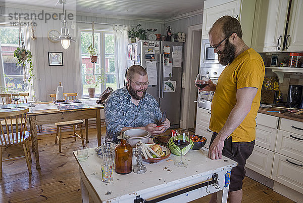 Männer in der Küche bei der Essenszubereitung