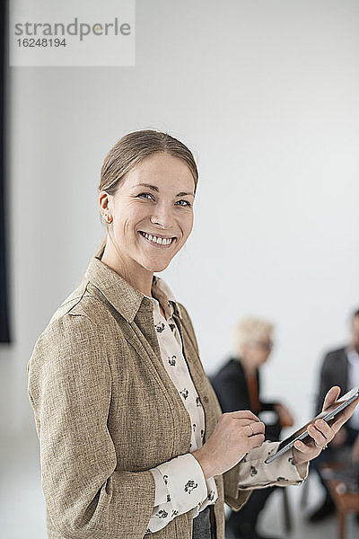 Frau benutzt digitales Tablet