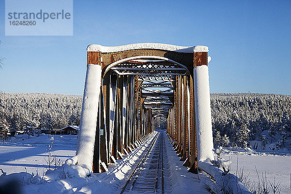 Eisenbahnbrücke im Winter