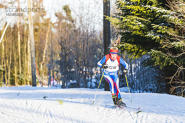 Frau beim Skifahren