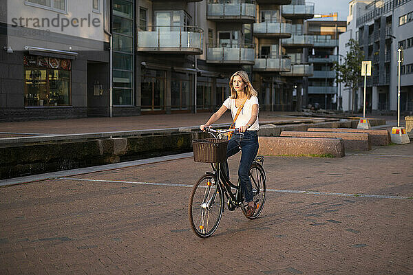 Frau beim Radfahren in der Stadt
