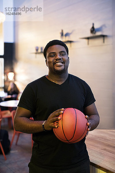 Porträt eines lächelnden Basketballspielers