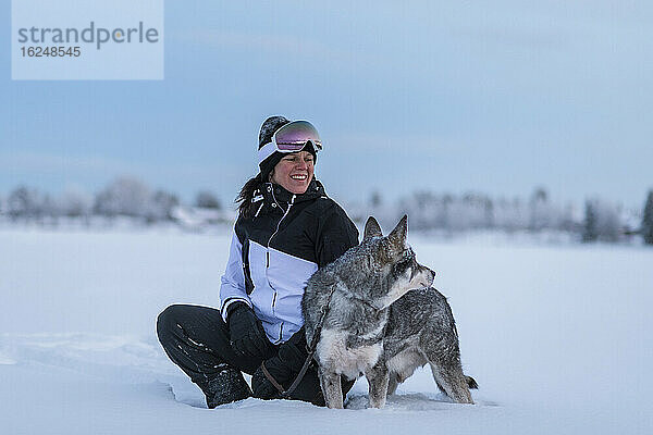 Frau mit Hund im Winter