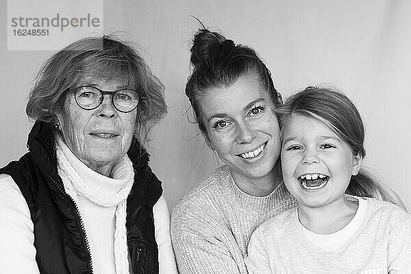 Porträt von Großmutter  Tochter und Enkelin