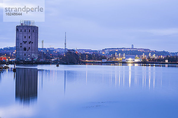 Gebäude  die sich im Meer spiegeln