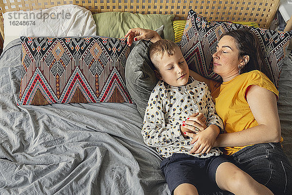 Mutter mit Sohn im Bett