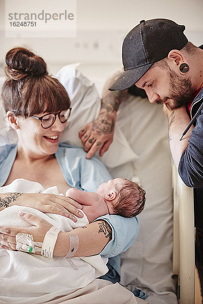 Eltern im Krankenhaus mit neugeborenem Baby