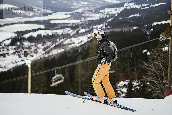 Skifahrer im Winter mit Blick in die Kamera