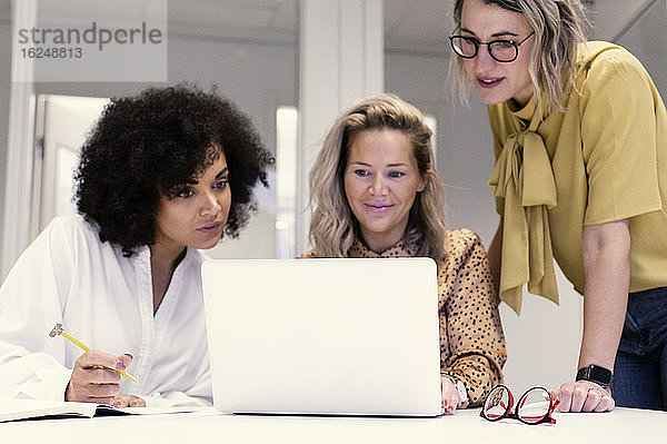 Frauen benutzen Laptop im Sitzungssaal