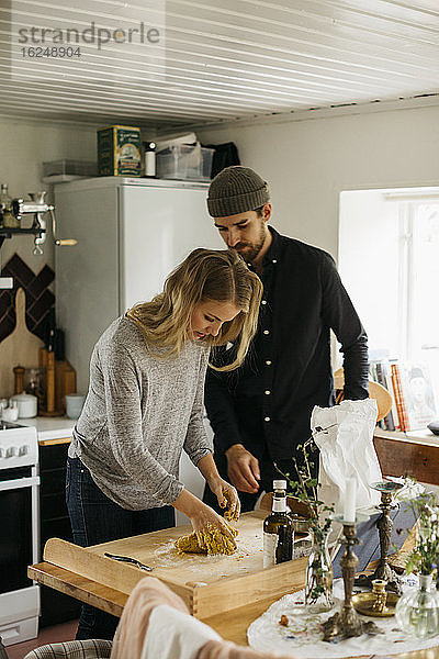 Ehepaar bereitet Essen vor