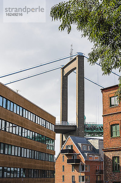 Ansicht von Gebäuden mit Hängebrücke im Hintergrund