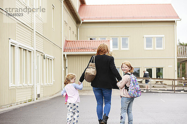 Mutter geht mit Töchtern spazieren