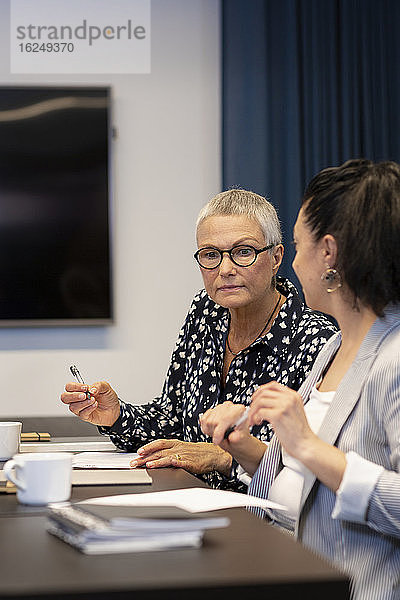 Geschäftsfrauen beim Treffen